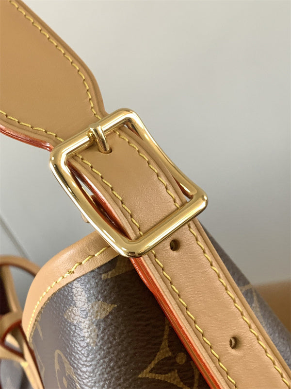  effortless structured bag detail view showing craftsmanship 8