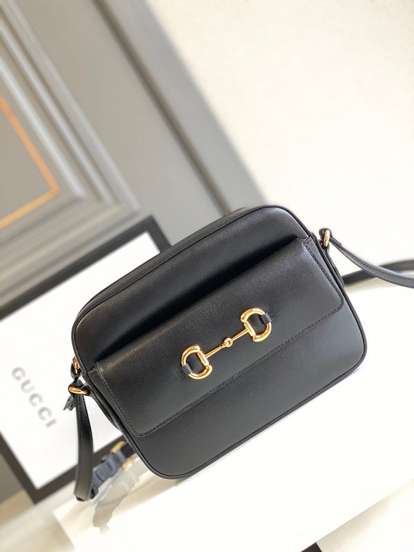 Handle and strap detail of statement premium women's handbag – women's statement bag