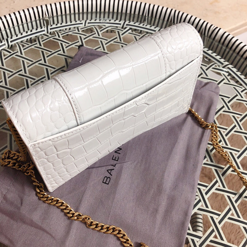 Handle and strap detail of chic polished women's handbag – women's statement bag