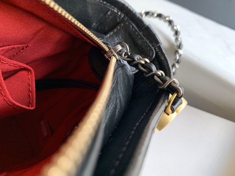 Zivas Charm Polished Finish Designer Handbag (Designer-Inspired Craftsmanship) – Close-Up Detail