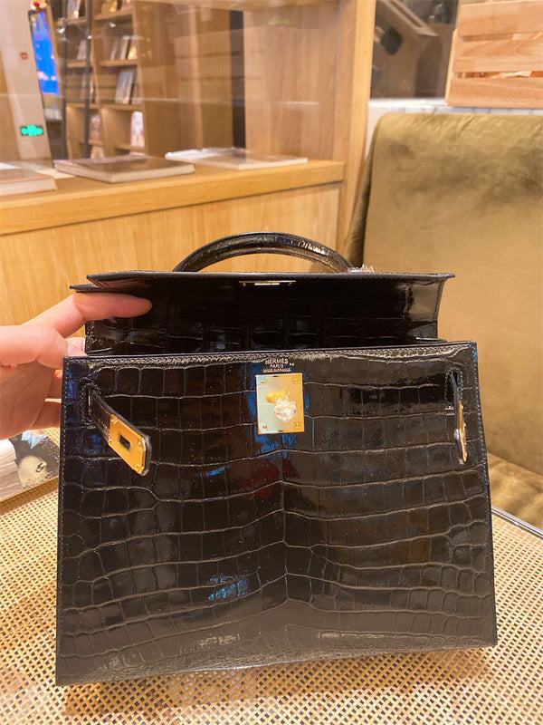  everyday everyday bag detail view showing craftsmanship 8