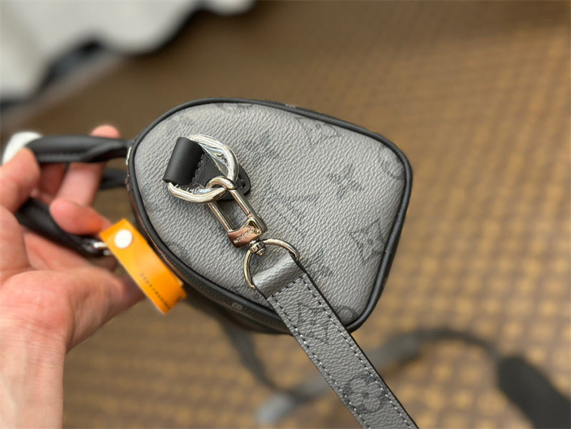  signature tote bag detail view showing craftsmanship