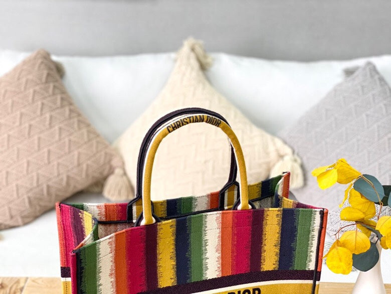 Side profile of modern statement women's handbag – women's luxury accessory