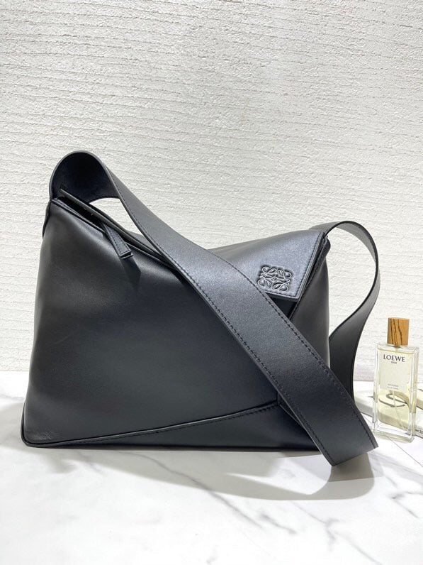 Ziva's Charm handbag – side angle view (33.5cm*16.5cm*24cm)