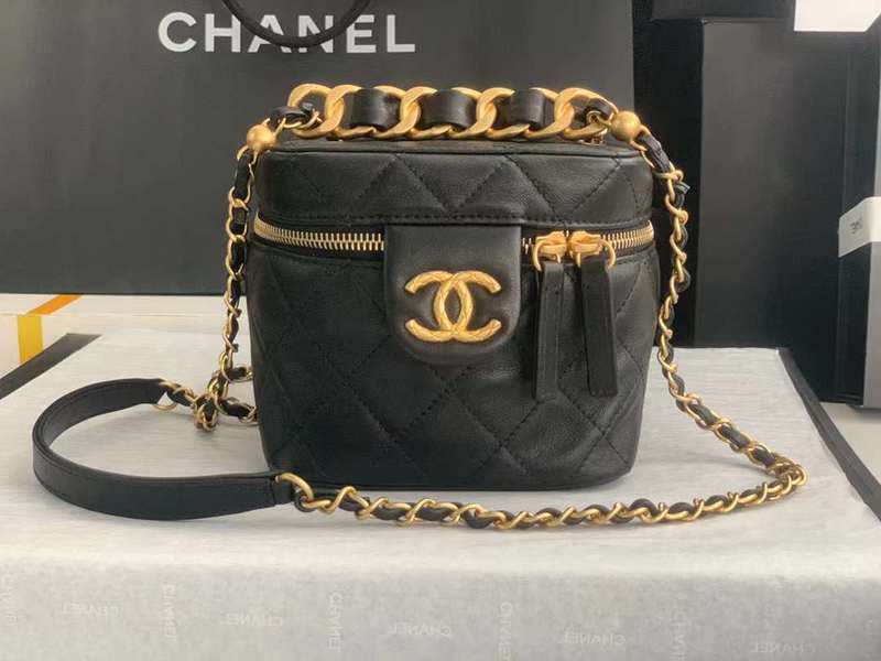 Zivas Charm Elevated Essentials Luxury Handbag (Everyday Luxury Essential) – Detail View
