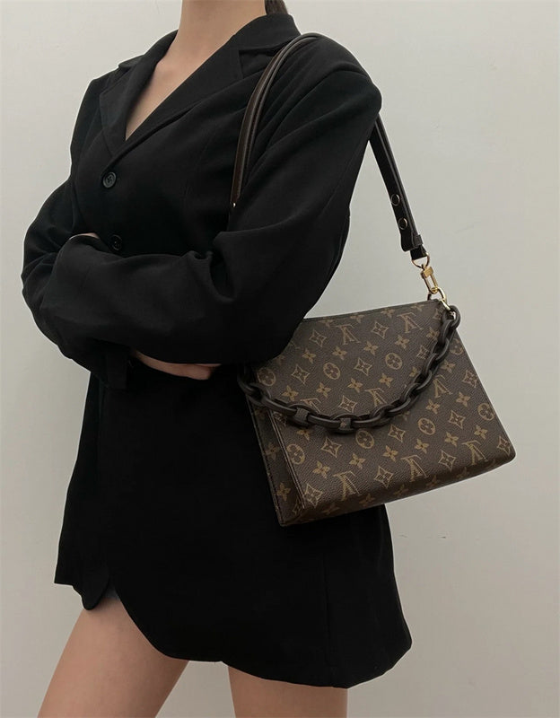 Minimalist tote bag carried on shoulder 34