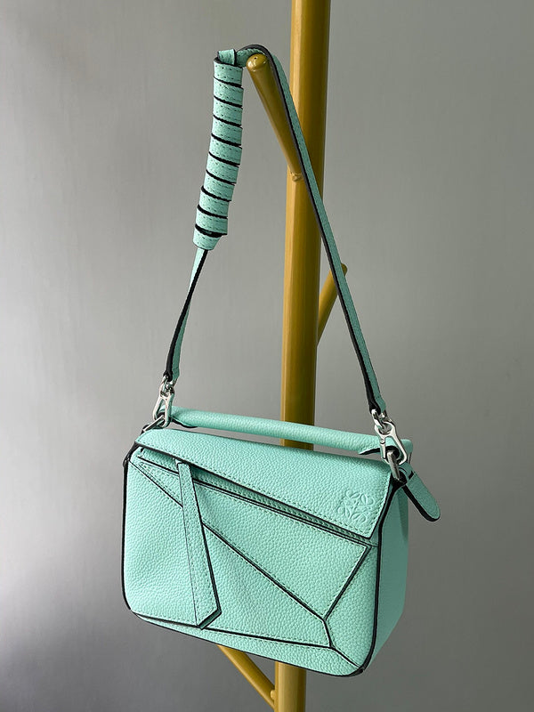 Ziva's Charm handbag – detail view (12.5cm*18cm*8cm)