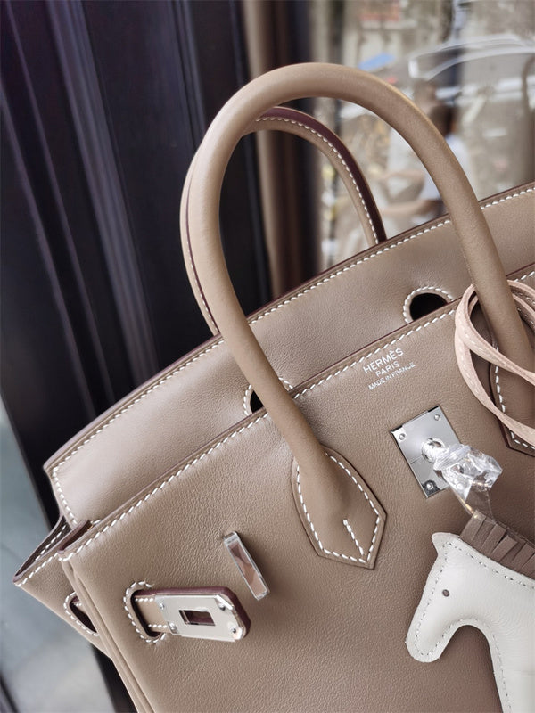  effortless everyday bag detail view showing craftsmanship