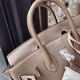  effortless everyday bag detail view showing craftsmanship