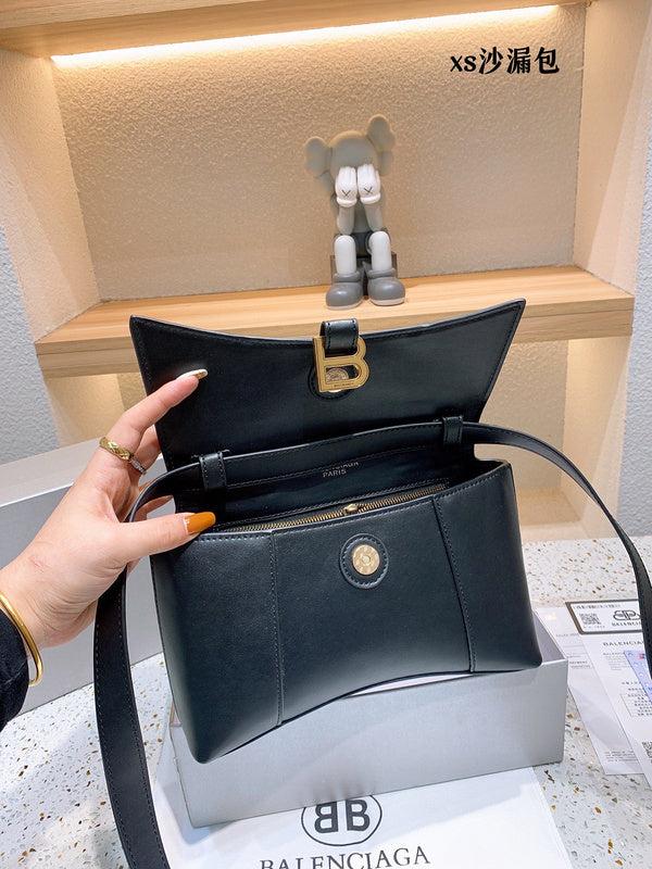Ziva's Charm handbag – back view (one versatile size)