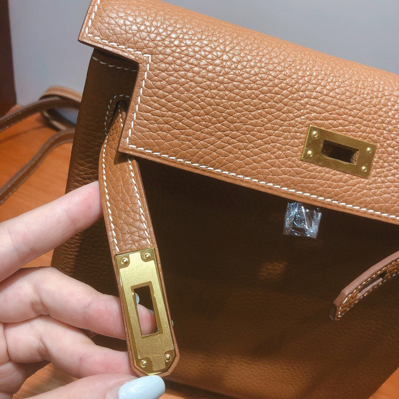 Streamlined handbag styled for everyday wear