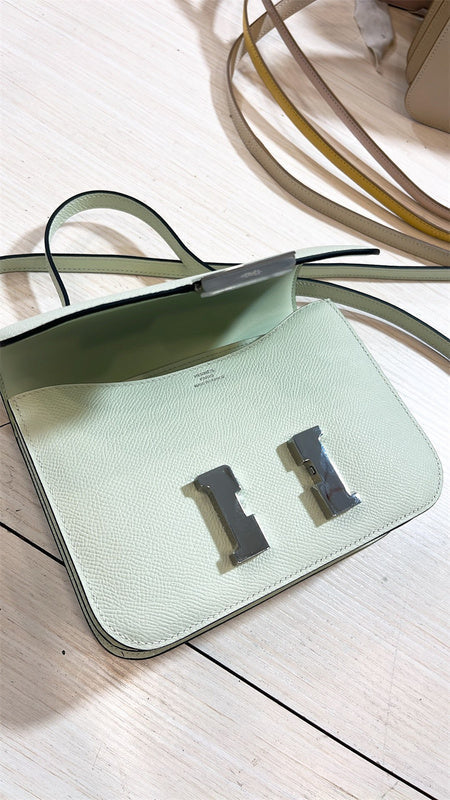  shoulder bag interior and compartment view 9