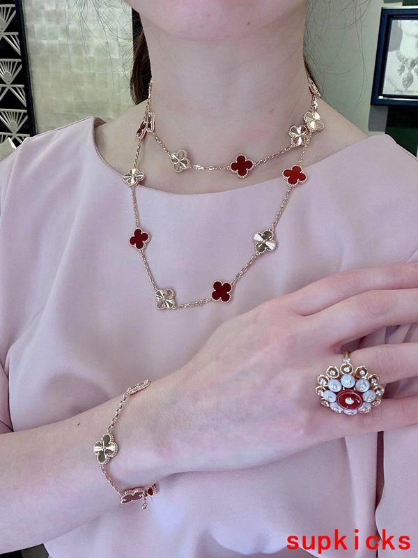 Side view of Van Cleef & Arpels unisex jewelry piece