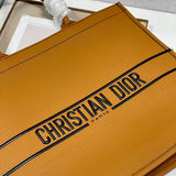 Handle and strap detail of everyday-luxe signature women's handbag – women's premium purse