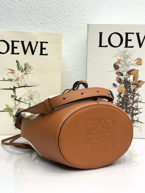 Ziva's Charm handbag – detail view (21.5cm*31cm*16cm)