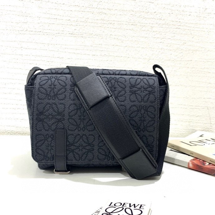 Ziva's Charm handbag – detail view (24.5cm*18cm*9cm)
