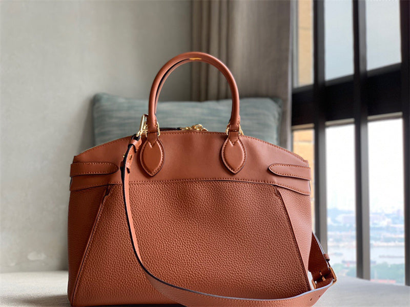 Polished top-handle bag carried on shoulder 22