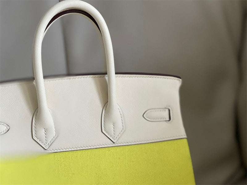  shopper bag interior and compartment view 9