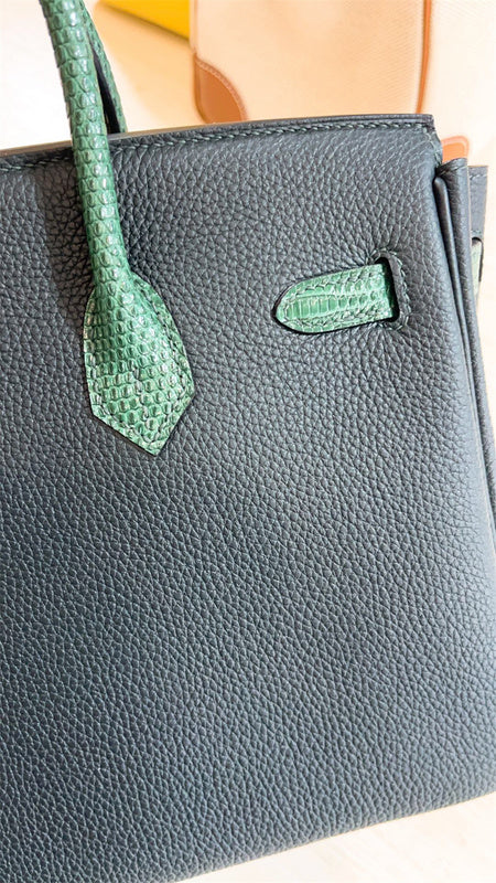  sleek carryall bag detail view showing craftsmanship 8