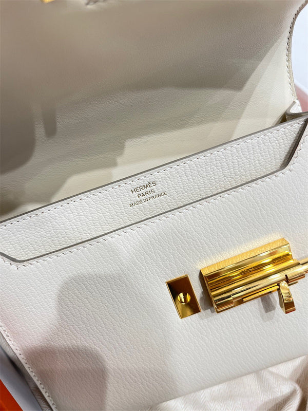  smart everyday bag styled with outfit