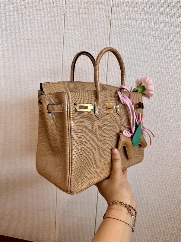  shoulder bag interior and compartment view 9