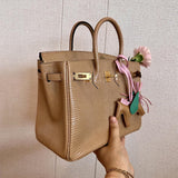  shoulder bag interior and compartment view 9