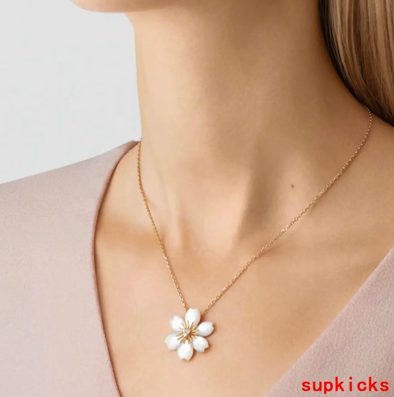 Close-up detail view of Van Cleef & Arpels unisex jewelry piece