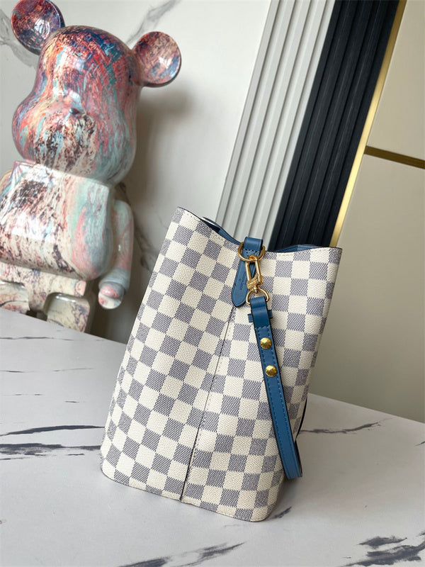  sleek carryall bag styled with outfit 24