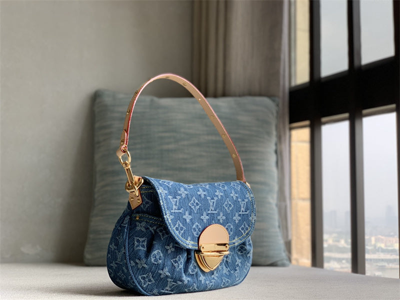  Clean-Lined everyday bag front view 13