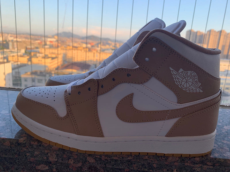 Nike Men's & Women's Luxury Low-Top Trainers — Style 189 interior view