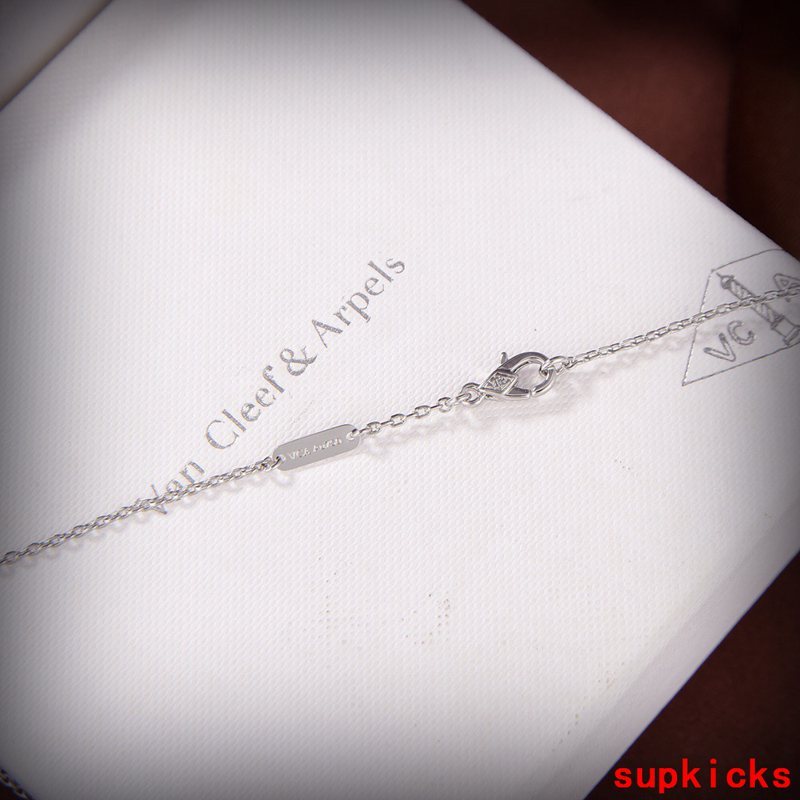 Close-up detail view of Van Cleef & Arpels unisex jewelry piece