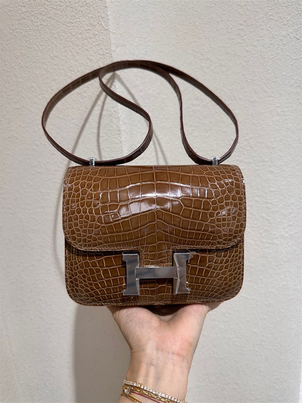  Understated structured bag carried on shoulder 16