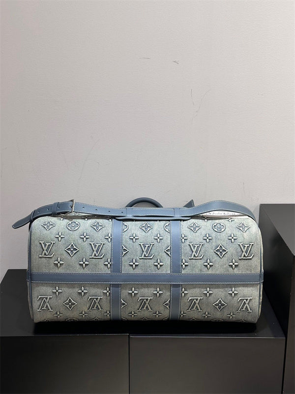  Elegant handbag carried on shoulder