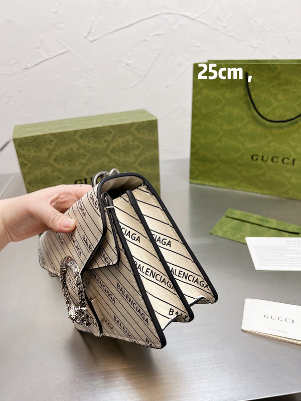 Ziva's Charm handbag – product shot (one versatile size)