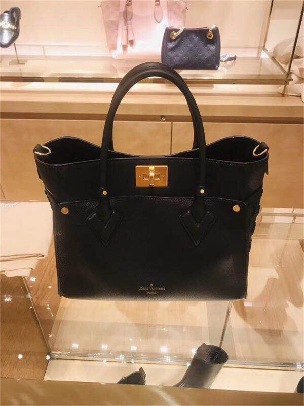  Graceful top-handle bag front view