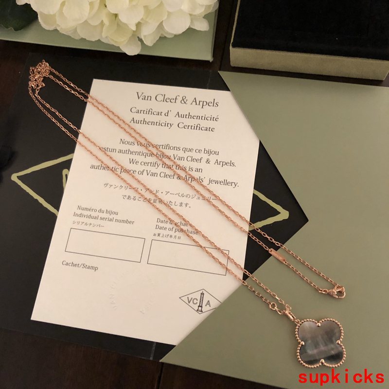 Angled view of Van Cleef & Arpels unisex jewelry piece