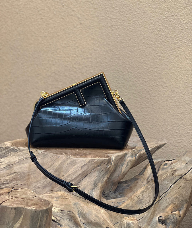 Ziva's Charm handbag – detail view (26cm*9.5cm*18cm)