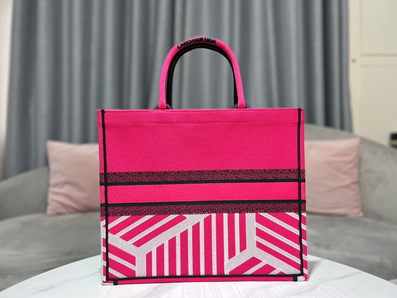 Styled lifestyle shot of polished modern women's handbag – women's everyday handbag