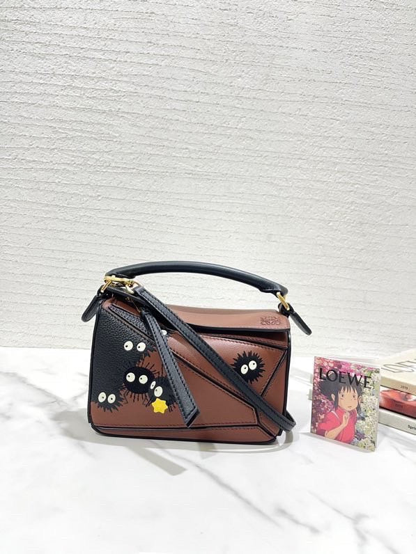 Ziva's Charm handbag – detail view (18cm*11cm*7.5cm)