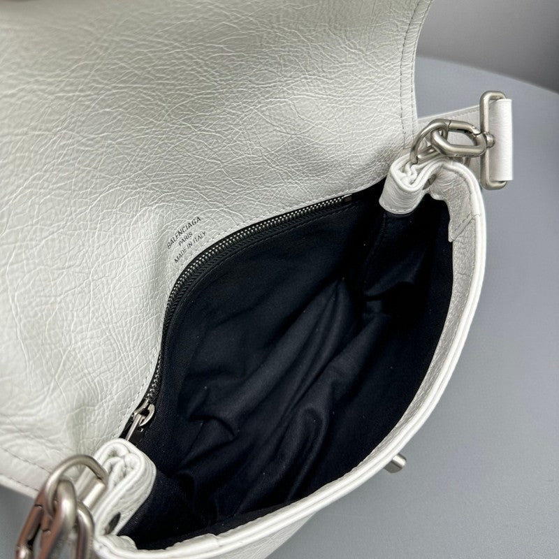 Zivas Charm Modern Edge Statement Handbag (Signature Shape & Finish) – Close-Up Detail
