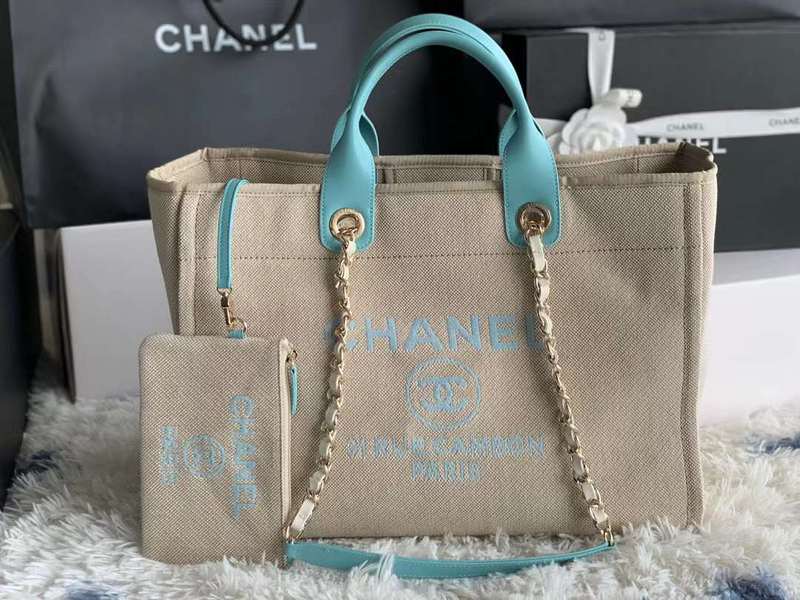Zivas Charm Sleek Silhouette Everyday Handbag (Considered Detail & Form) – Detail View