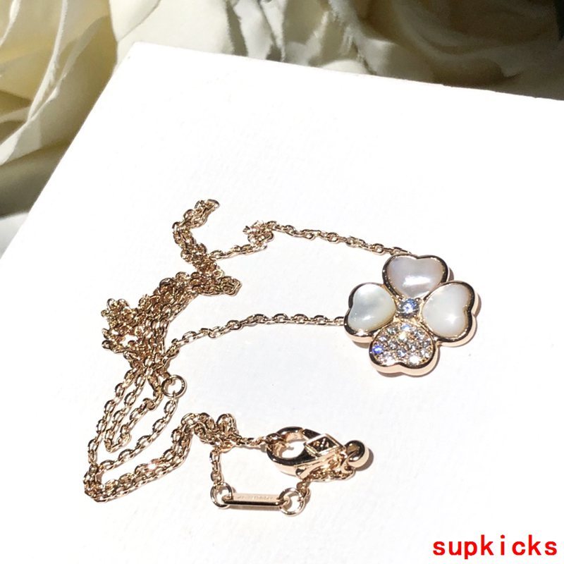 Close-up detail view of Van Cleef & Arpels unisex jewelry piece