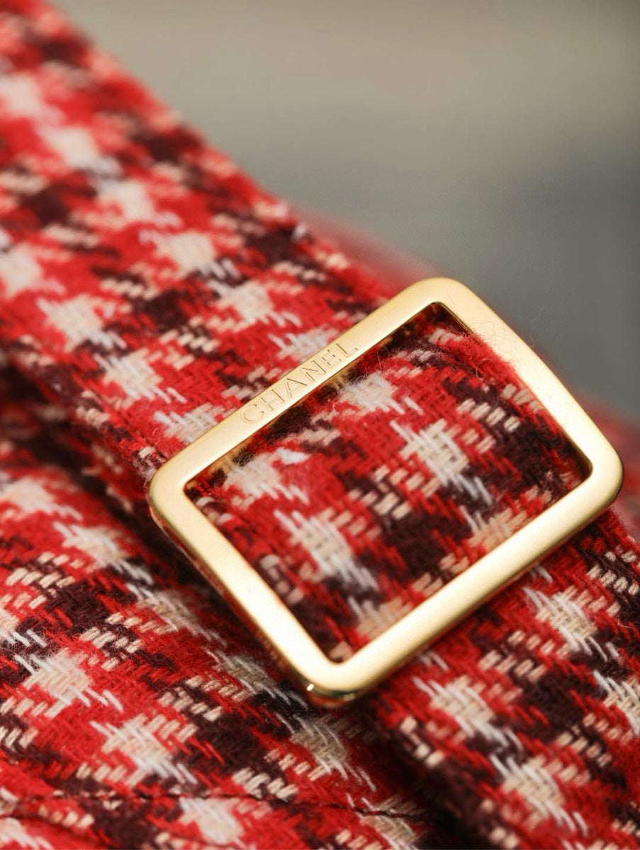 Chanel Large Hobo Bag detail shot – authentic designer craftsmanship