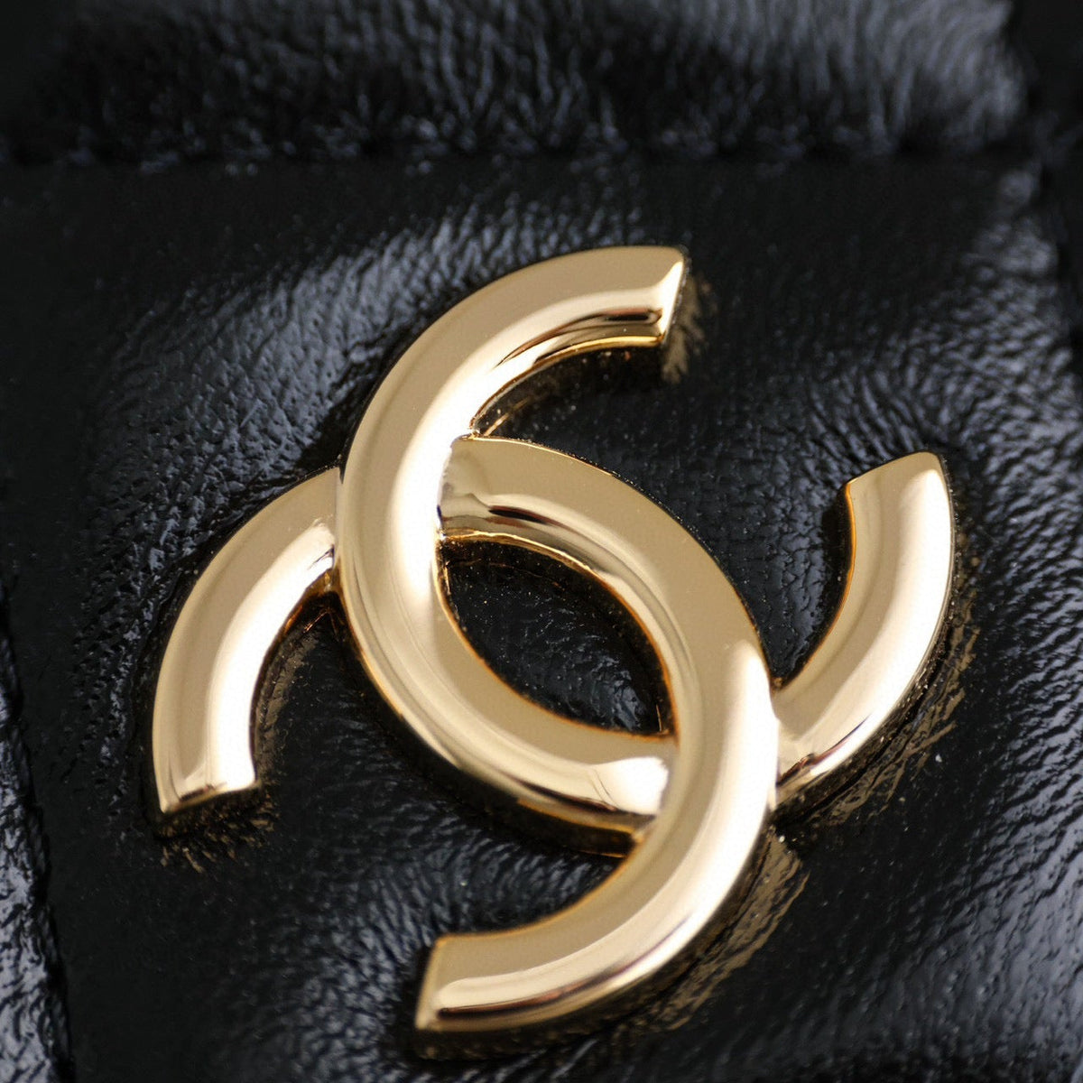 Chanel 24B Hobo Bag detail shot – authentic designer craftsmanship