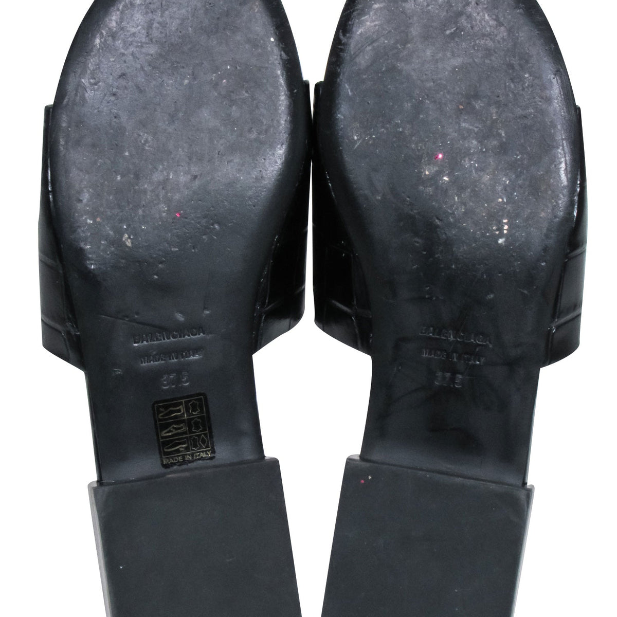 Luxar590 elegant leather Slide Sandal close-up detail