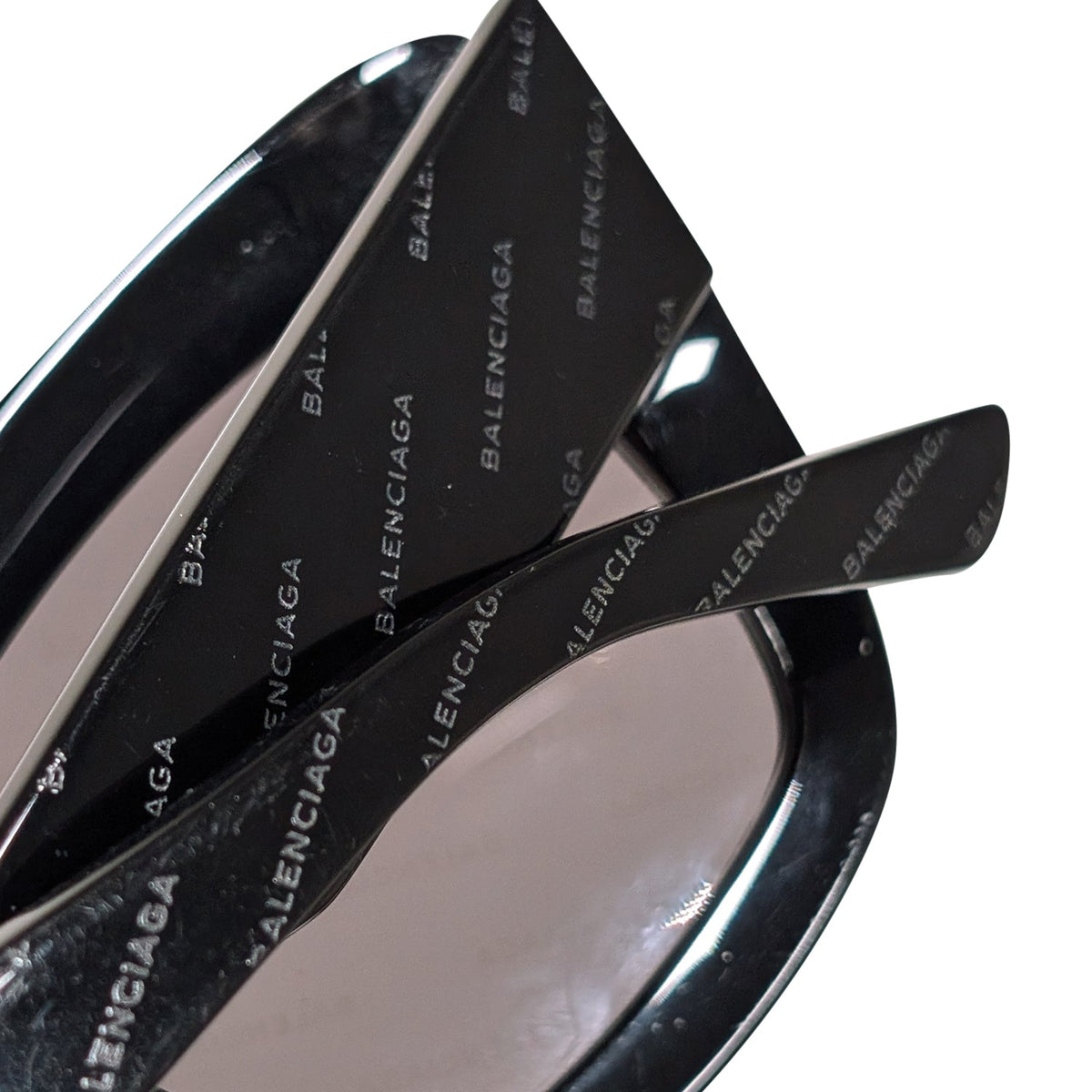Luxar587 elegant leather Sunglasses interior detail