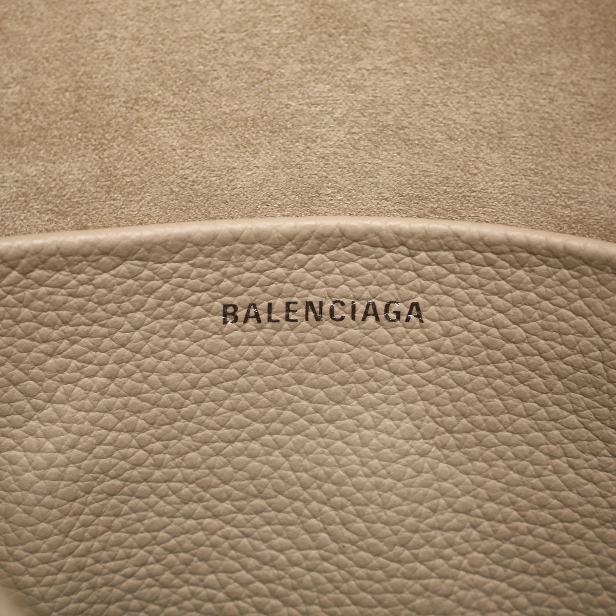 Balenciaga Medium Everyday Camera Bag | Authentic Pre-Owned hardware detail