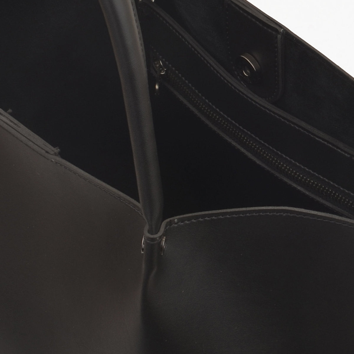 Ziva's Charm shoulder bag – detail view (one versatile size)