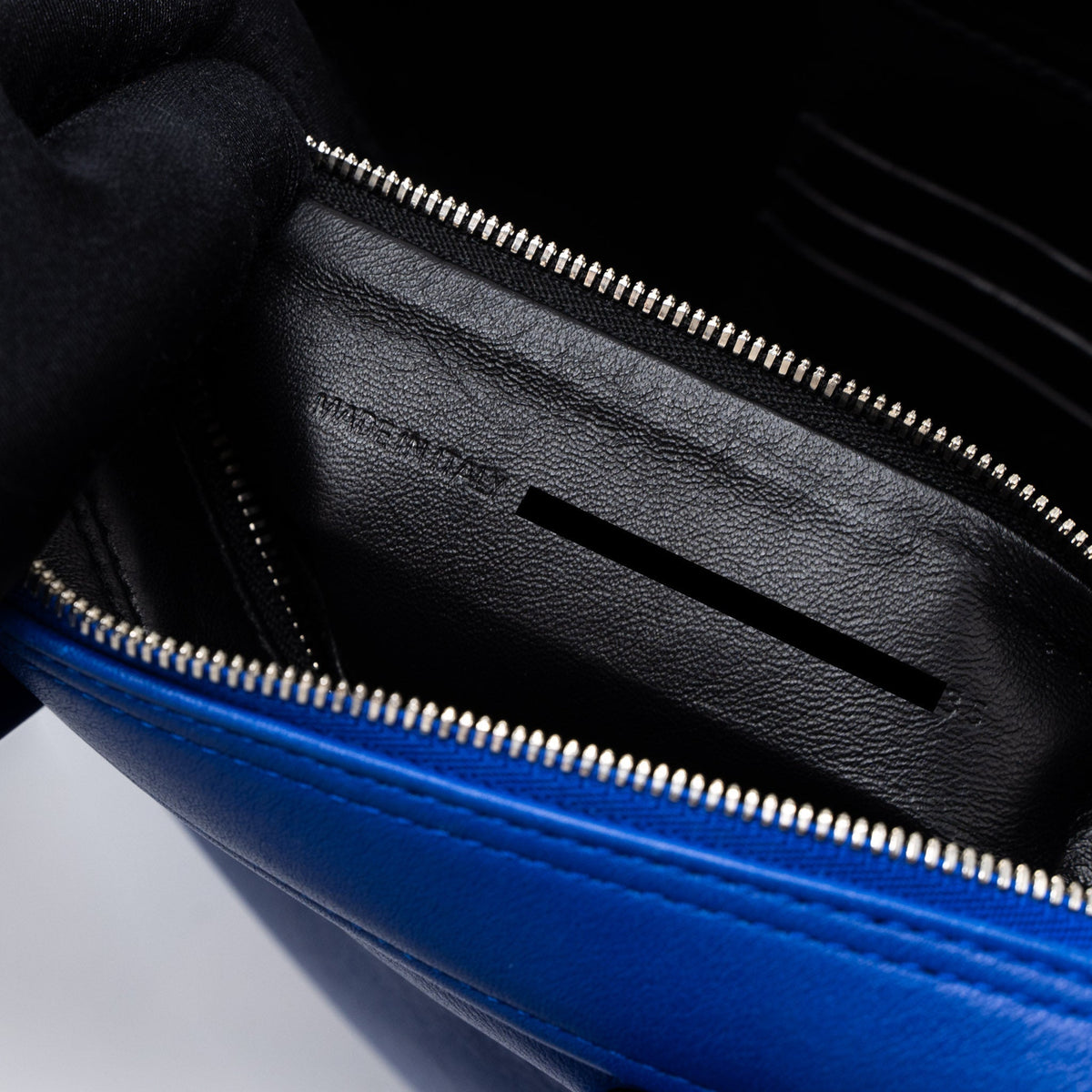 Luxar638 elegant leather Handbag close-up detail