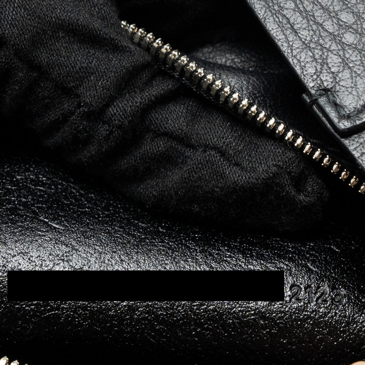 Luxar673 elegant leather Handbag close-up detail